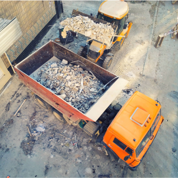 Camion avec déchets de chantier