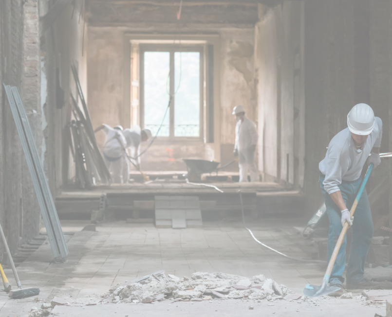 Personne en plein nettoyage après un chantier